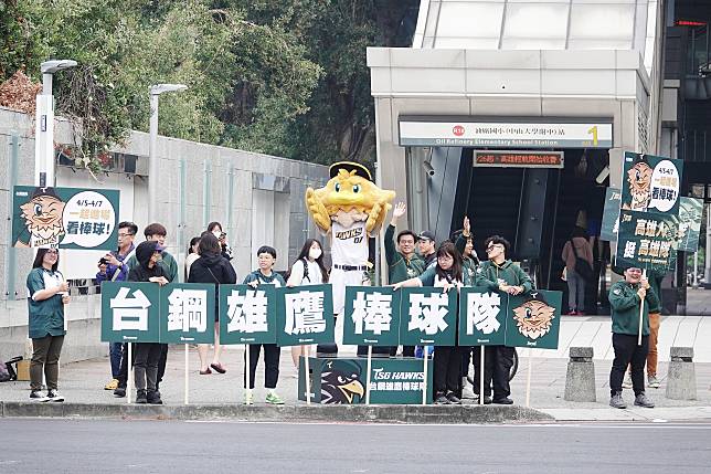 台鋼雄鷹球團人員走上街頭。台鋼雄鷹提供