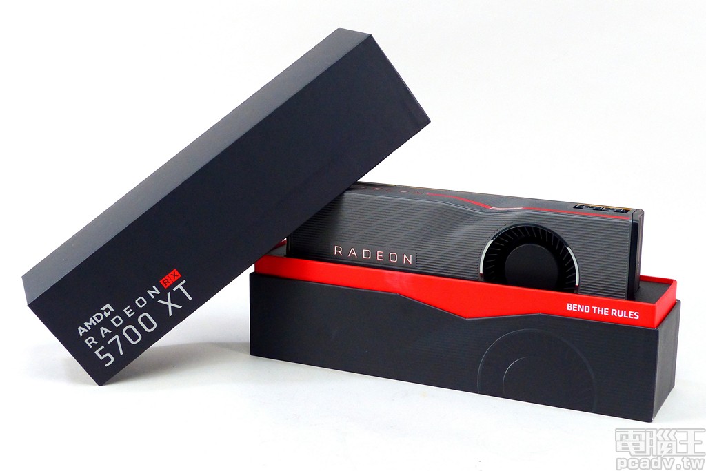 Radeon RX 5700 XT 公版參考設計外盒採用上下分離設計，Radeon RX 5700 XT 顯示卡則位於中央緩衝材當中，紅色裝飾帶印有「BEND THE RULES」字樣。