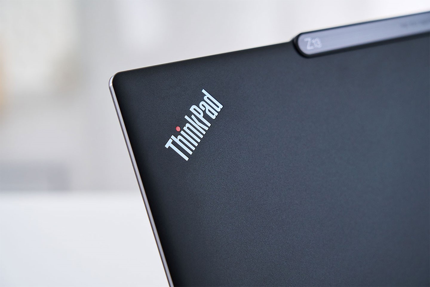 上蓋左上角仍舊有熟悉的經典 ThinkPad Logo。