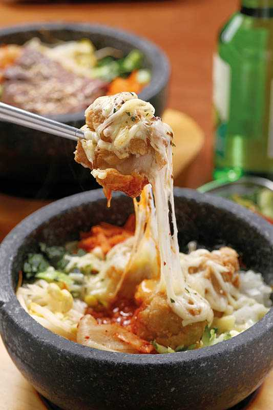 「起司雞石鍋拌飯」的牽絲起司超犯規，難怪成為必點的人氣No.1。（250元）（圖／于魯光）