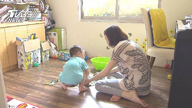 許多女性因為孩子成為職業婦女，照顧小孩真的很辛苦。(示意圖／TVBS)