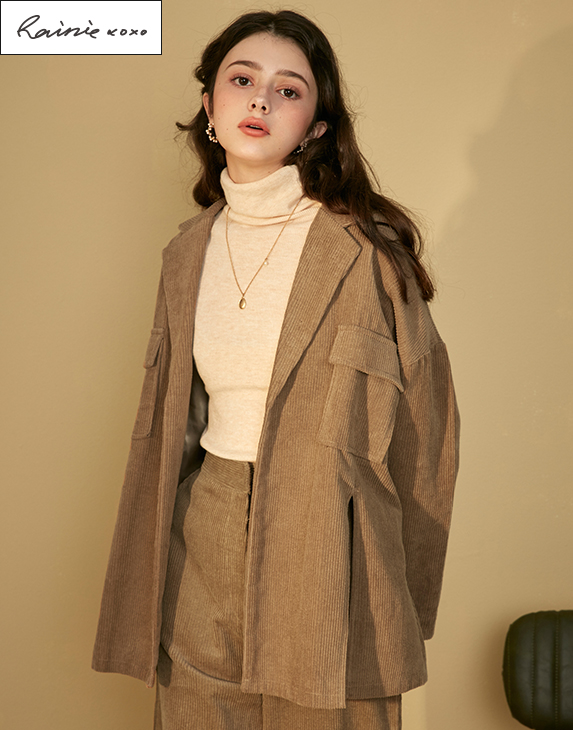 胸前有兩個大口袋/有內裡/袖口內裏拼接條紋/下擺兩側做開岔造型/燈芯絨面料洗滌時會有部分毛絨及纖維掉落屬正常現象建議送洗/避免搭配淺色包物造成摩擦移染情況發生