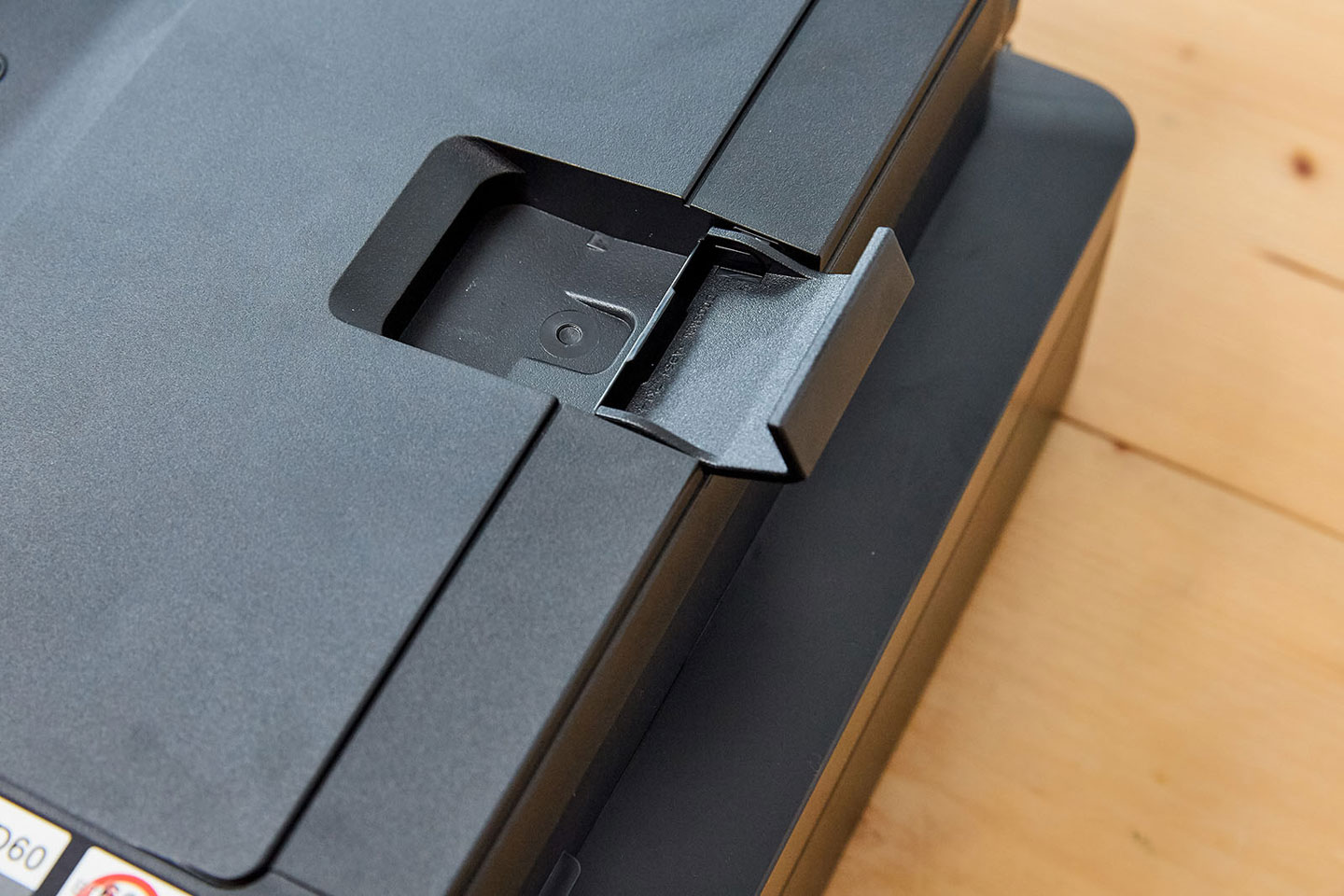 ADF 自動送稿器右端也有可展開的檔紙架，方便收納已完成掃描的原稿。