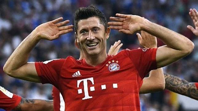 Striker Bayern Munich Robert Lewandowski melakukan selebrasi setelah mencetak gol ke gawang Schalke 04 dalam laga lanjutan Bundesliga. UWE KRAFT / AFP