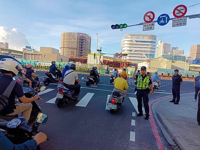 高雄站西路永久路型完工通車 圖 中央通訊社 Line Today