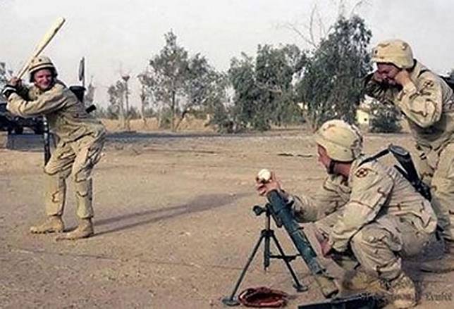 20 Foto yang Nunjukkin Kalo Tentara Juga Bisa Bercanda