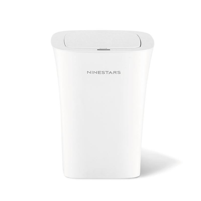 產品特色 防潑水等級IPX3 紅外線感應自動開關蓋 耗電量極低,超省電 放置於廚房、客廳等場所 可調整高度感應區 產品介紹 商品規格 品名：感應式防潑水垃圾桶 型號：DZT-10-11S 電池使用：3