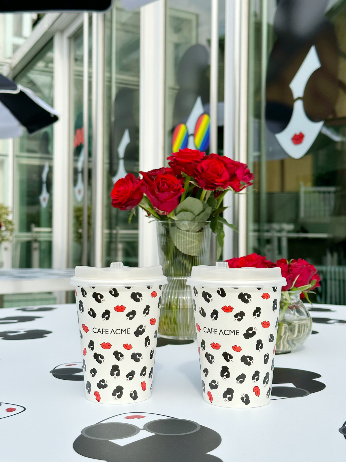最潮打卡咖啡店！CAFE ACME聯名alice + olivia打造露天咖啡，頭像餅乾、聯名杯必入手