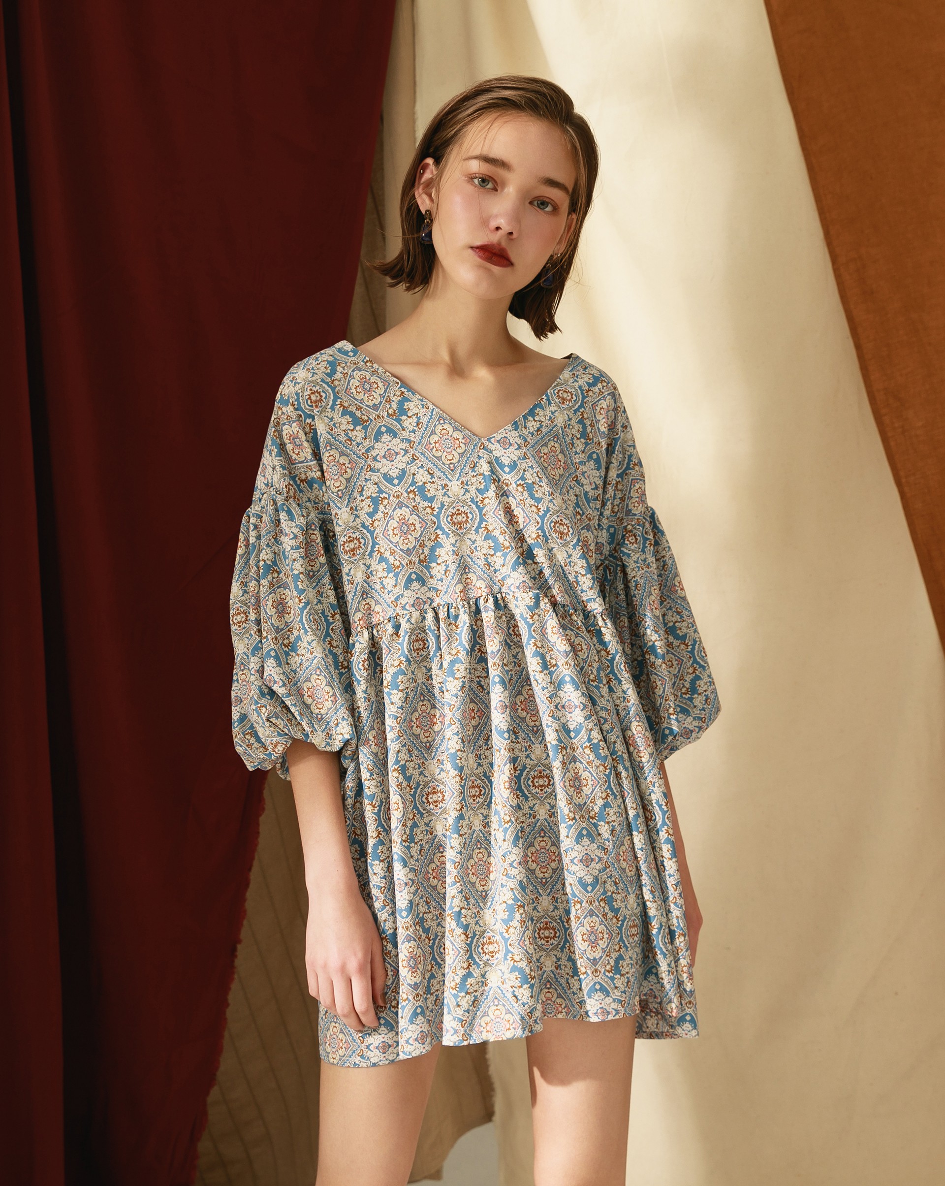 蓬袖設計/娃娃裝設計/前後v領設計/無內裡