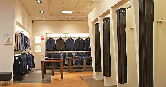 情侶鬼祟試衣…門縫閃「急促光影」　店員一招保證秒快閃