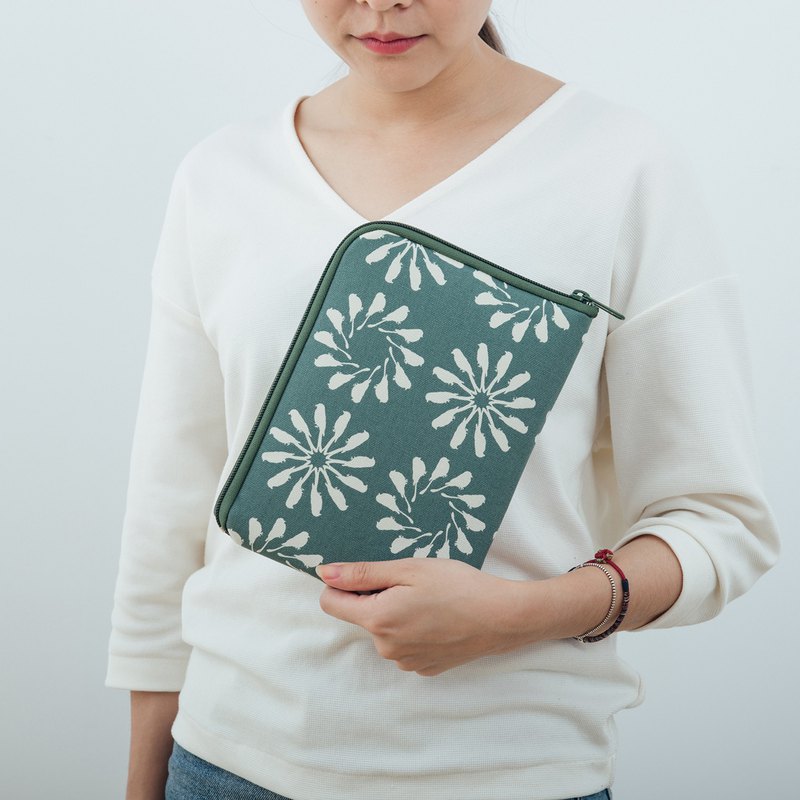 印花樂為大家愛用的3C商品，推出款式簡單又實用的收納包，讓冰冷的科技配件，也能傳達出溫暖的文藝質地。