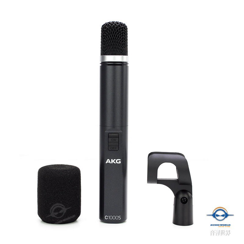 》AKG C1000S為何是超級經典？這要從專業音響設備的發展使說起，當1980年代，各類音樂在樂壇大放異彩時，電容式麥克風成為人聲或樂器收音主流，但當時除了少數專業混音器內建+48V電源，大部分都需