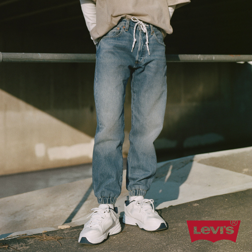 Levis 男款 501 Joggers 運動丹寧排釦縮口褲 / 經典直筒版型 / 運動風抽繩 / 彈性布料 / 淺藍水洗