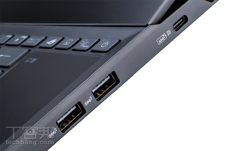 右方 I/O 配置的 USB-C 除支援 PD 充電外，也可用於 DP 畫面輸出，兩個 Type-A 還算夠用。