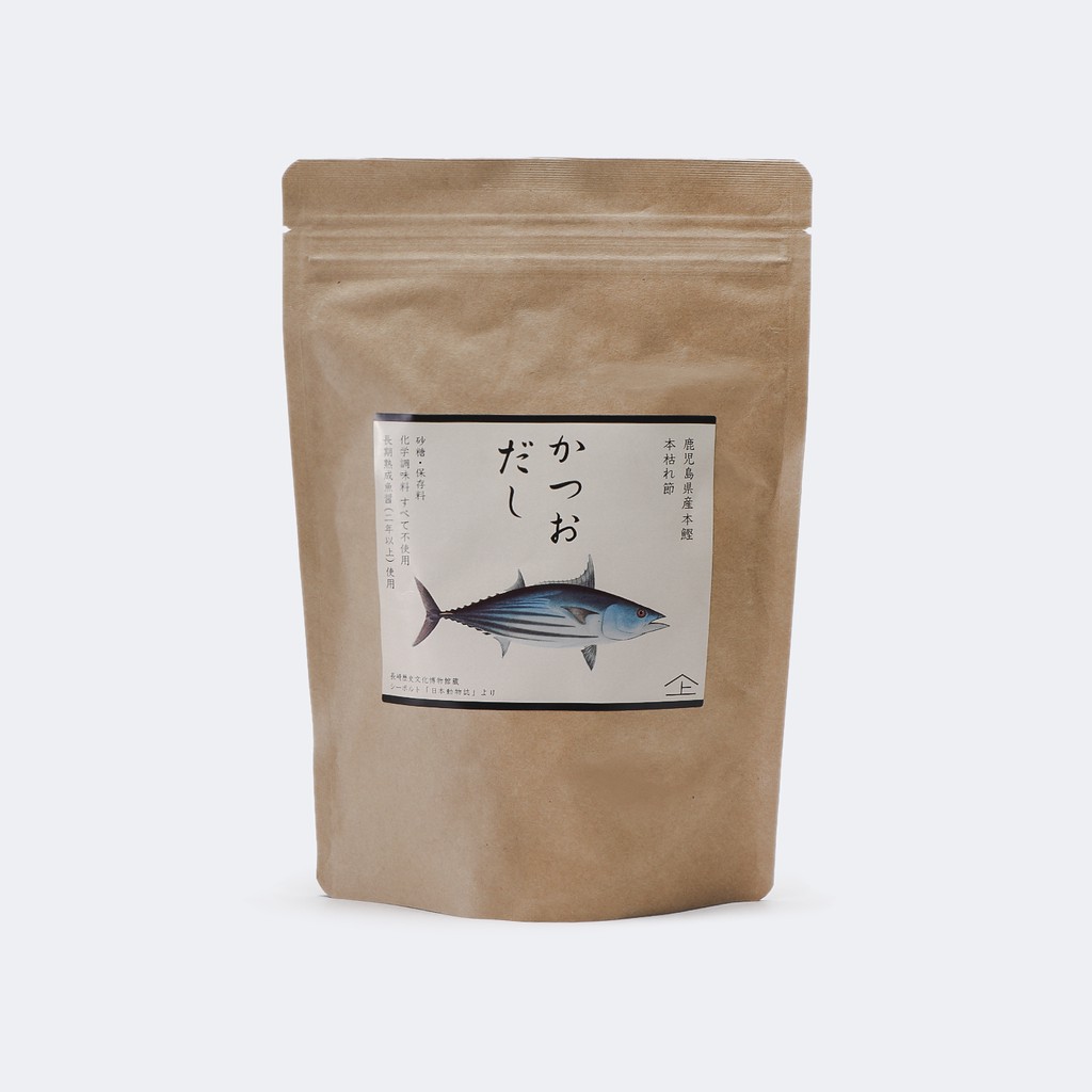 【YAMAJYO 鰹魚高湯包】使用日本料亭最高級品的柴魚本枯節，嚴選食材原物料融合最佳的平衡感，生產出以最高級標準製作成的高湯包。味道豐富，未添加任何鹽巴與粉末醬油等調味料，可當作天然無調味的高湯，烹