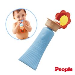 ◎充分刺激口、手及腦部靈活喔！|◎凹凸狀的瓶身裙襬，咬舔觸感一級棒!|◎掀開帽子，發現閃亮亮貼紙商品名稱:日本People-乳液瓶身咬舔玩具(8個月-)品牌:People種類:固齒器特色:可按摩牙齦材