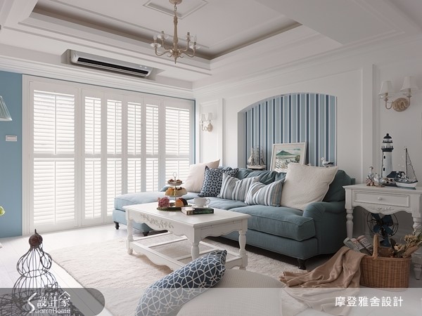 利用純白色系調和皇家藍，將重點放在部分牆面油漆與軟件佈置，最後在沙發背牆使用深淺交替的藍色壁紙，讓設計質感立現。