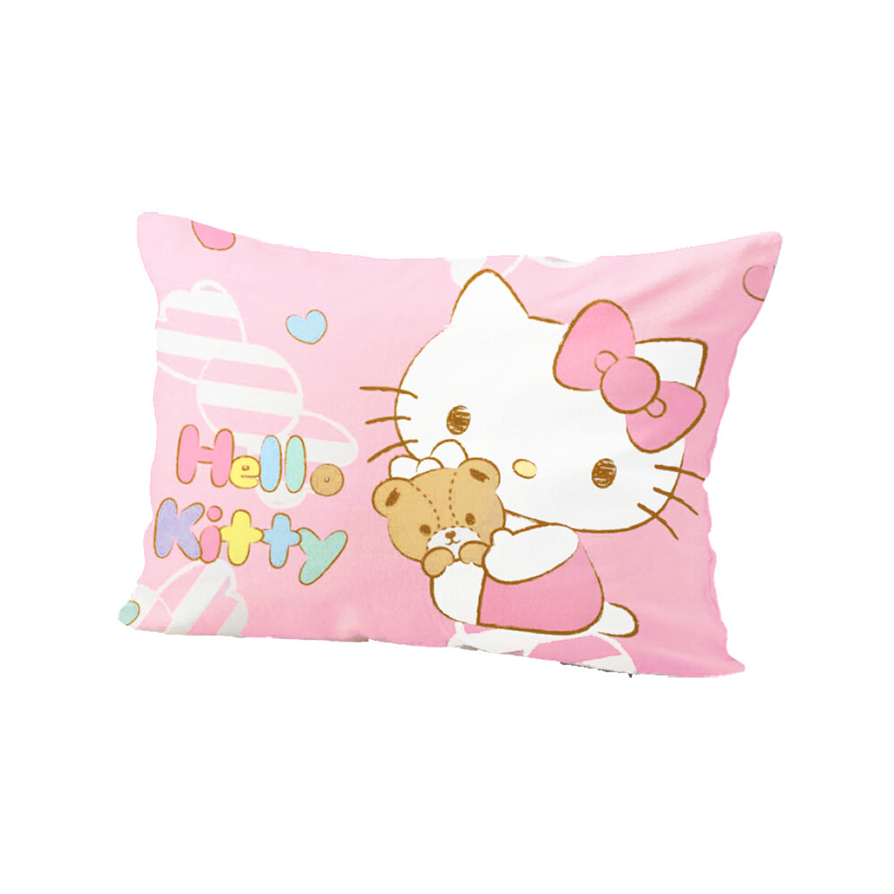 ．三麗鷗 正式授權 ．台灣精製 安心滿分 ．柔順磨毛 輕盈耐洗 商品規格： ．內容物：童枕1顆(有拉鍊-表布可拆洗｜圖案隨機) ．材質：100%聚酯纖維磨毛布 ．產地：台灣精製 ．尺寸：45x33cm