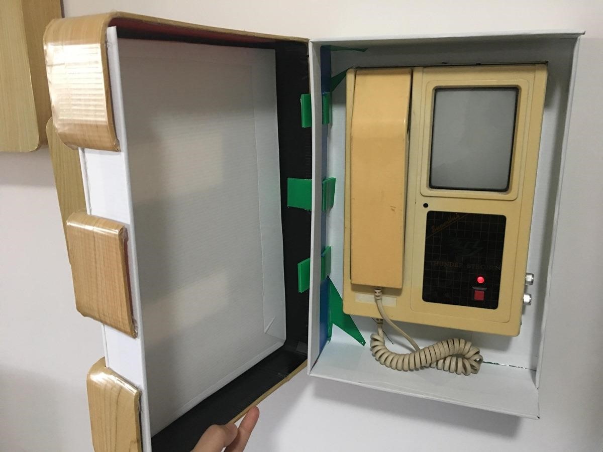 對講機老舊，使用率又低，所以網友胡欣欣才將它設計於 E 的盒子裡面。