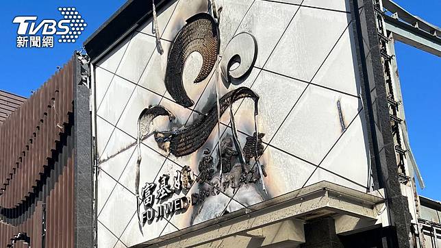 婚宴會館歇業欲重建 工人拆招牌 切割起火 黑煙狂竄 Tvbs Line Today