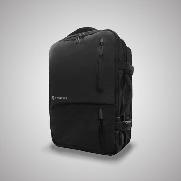 商品型號:FREEZONE PLUS 零負重變型包商品特色:每天上班、上課背著沉重的背包總是壓得你喘不過氣？零負重變形包的工學貼背設計讓您揹再久都不會累。獨特奈米牛津紡材質，直接擋雨都沒問題。拉開第二層拉鍊，讓您包包空間再提升100%!!延續零負重包的特殊十字減力設計，能夠平均分散重量，讓你省力50%。【產品常見Q&A】Ｑ１：可放多大的筆電？ Ａ１：小編測試筆電長寬高 ４４*２８*３ 是最大適用尺寸，建議您可以自行測量一下手上的筆電喔！【商品規格】尺寸：長３２cm寬１３cm高４５cm材質：ＰＵ材質，包內皆為防水材質，水瓶可放包包內喔本公司為未來實驗室之授權經銷商 可安心購買所有商品原廠終身保固(1)若為人為因素損壞之商品不在保固範圍之列。(2)超過鑑賞期之商品，將視狀況酌收整理費及運費。(3)如商品有標示使用年限，保固期限則與使用年限相同。購買須知:⚠本公司出貨時間為每週一至週五，六日不出貨，且國定假日也不出貨。⚠3C產品難免有不良率之問題，若有任何商品瑕疵請洽詢聊聊或本公司JC科技之服務管道尋求協助。⚠各廠商保固時間不一，保固期間內商品若有非人為因素之問題皆可做退換貨。⚠本公司為多平台通路且有實體店面，故庫存無法即時更新，若有較長備貨之商品可先行詢問出貨天數。⛔切勿恣意使用評價溝通 退換貨須知:商品保固:若遇不良品需換貨，請將商品之發票.完整包裝及贈品一同寄回，以免影響自身換貨權益。