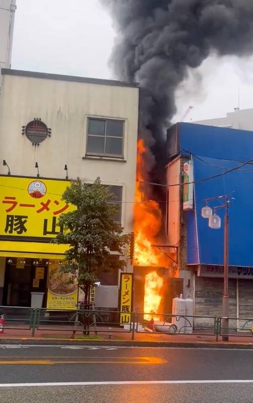 日本東京都大田區 JR 大森站附近拉麵店 4 日上午發生火災，而因火勢猛烈，當地消防單位總計出動 26 輛消防車，歷時約莫兩個半小時才成功撲滅。 @kazuyango