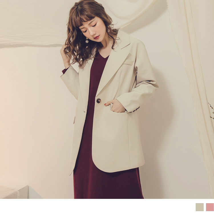 具有挺度的西裝面料， 穿出時尚氣勢， 翻領的剪裁， 讓整體視覺上更顯例落! ********************** 小提醒：口袋為真 深色衣物建議單獨洗滌，以翻面手洗或放洗衣袋洗較佳喔(勿用熱水