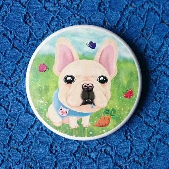 隨身鏡 ♥ 宰宰款2(愛上地瓜的法鬥) 【材質】: 塑膠ABS，1玻璃鏡1梳子。 【尺寸】: 商品直徑6.8cm，圖像範圍直徑6.4cm。 【重量】: 約100g。 【包裝】: 牛皮紙盒裝。