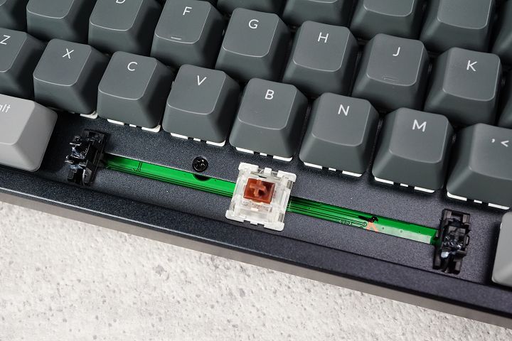 長鍵如「空白鍵」等按鍵採用衛星軸構造，之間所留下的空隙會有卡灰塵的可能性。