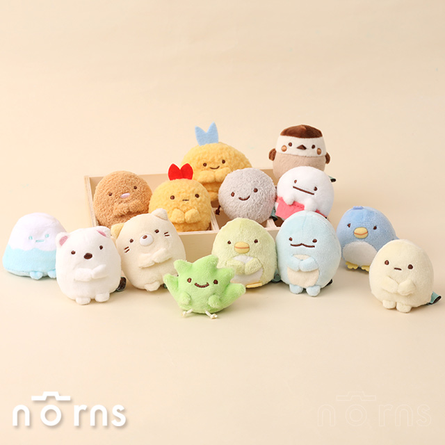 日本大人氣sumikko gurashi 角落小夥伴 他們是一群害羞、喜歡縮在牆角、享受角落安全感的可愛小夥伴。小巧掌心絨毛布偶，精緻刺繡表情，搭配超柔軟布料製作，觸感舒適好摸 角落粉絲入門款小沙包可