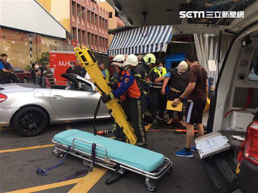 賓士跑車對決小貨卡　他慘被撞進店內