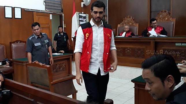 Fachri Albar saat menjalani sidang narkoba di PN Jaksel. (Wahyu Tri Laksono/Suara.com)