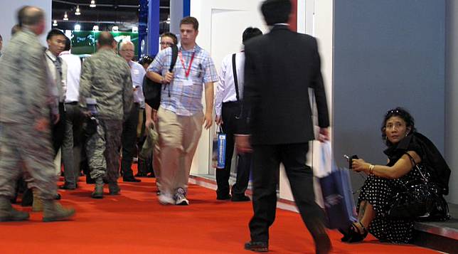 Viral! Menteri Susi Terlelap di Airport & 7 Bukti Beliau Gak Jaim