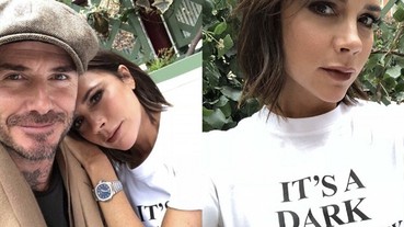 維多利亞貝克漢近期愛穿這個文字梗 Tee，上頭寫的原來是...