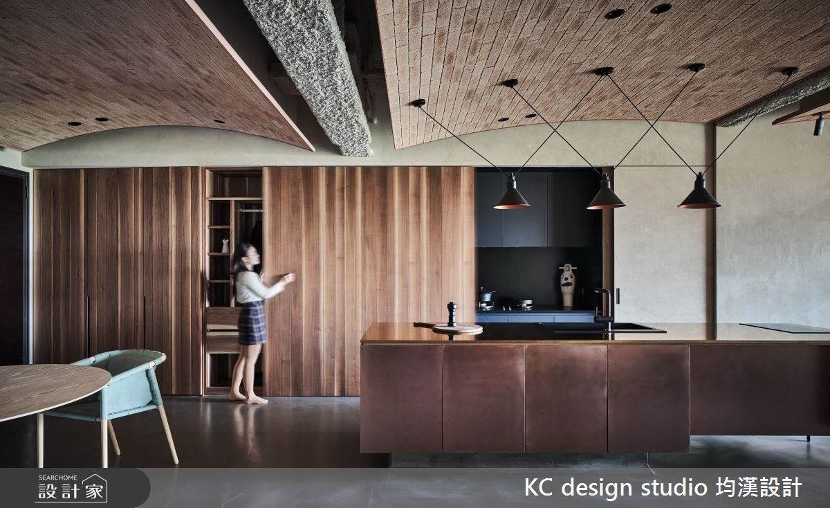 弧形的造型設計，修飾大樑過於突出的壓迫感，並使用不同材質與表面紋理，搭配出簡約前衛的空間氛圍。