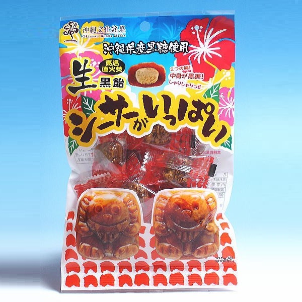 賞味期2020.10.31 內容量 100g 約18入 ~沖繩特產 沖繩旅遊必買的黑糖糖果上架啦～ 美麗的珊瑚礁海洋，清澈碧藍的天空，充滿著陽光的南國沖繩，自古以來就是以盛產黑糖而聞名 以不損失其風味