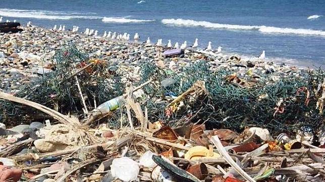 Ilustrasi sampah menumpuk di Pantai Kuta Bali. (Wikimedia Gerry & Bonni)