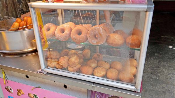 【板橋美食】甜甜圈 (原民治街口)-柔軟又美味的銅板雙胞胎美食