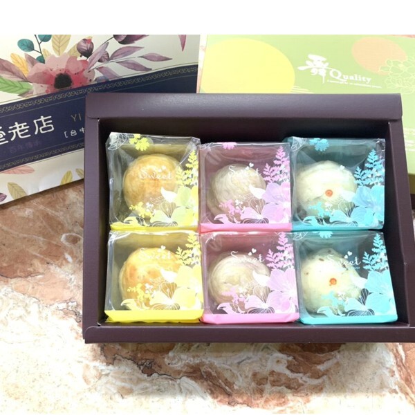 三色禮盒內容松子酥蛋黃酥芋頭酥 松子酥 保存期限 常溫保存10天未食用完冷藏再7天 成份奶素 口感紅豆餡拌入滿滿松子仁中間包入麻糬多層次的口感健康又美味 蛋黃酥 保存期限 常溫保存10天未食用完冷藏再