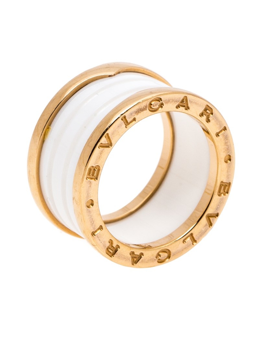 寶格麗（Bvlgari）為這位在高級珠寶中品位高貴的女人帶來了這款無可挑剔的戒指，這一戒指備受讚譽。戒指採用18K玫瑰金和白色陶瓷製成，具有相當現代的樂隊風格。標誌性的雕刻和光滑的表面為戒指增添了奇觀