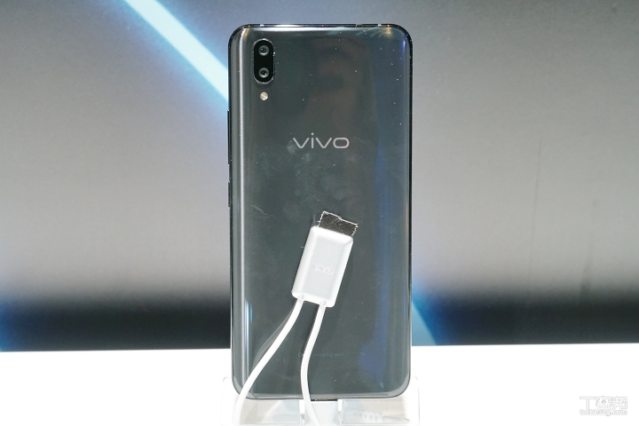 台灣首款螢幕下指紋辨識手機來了！Vivo 發表 X21 新機