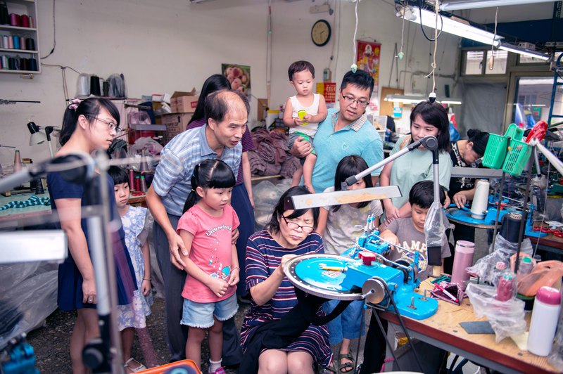 身上穿著的衣服是從哪裡來的呢？職人帶你直達第一線參觀工廠、認識機器，還能實際動手操作機器體驗！認識完衣服的製程後，製作屬於自己的織片並且頒發參與證書，為課程畫下完美的句點和帶走滿滿的回憶。