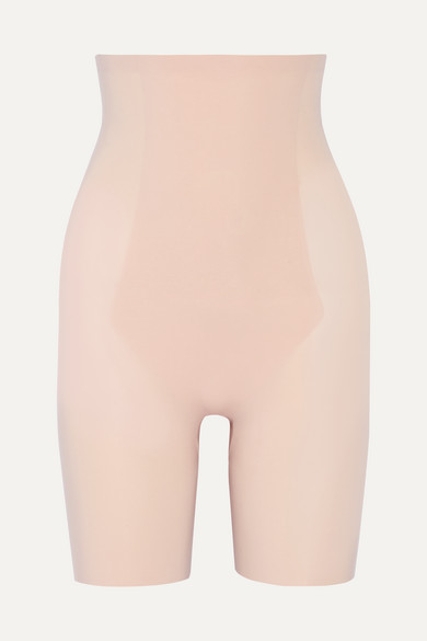 嫩粉色尼龙混纺面料 - 裆底配有衬里 - 套穿款 - 57% 氨纶，43% 尼龙；内衬材质一：83% 氨纶，17% 尼龙；内衬材质二：100% 纯棉 - 机洗 - 品牌特定颜色：Soft Nude -