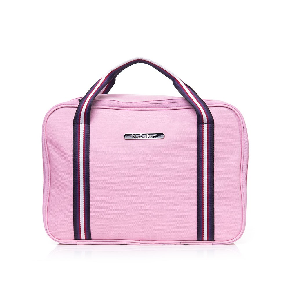 *手提/肩背/穿套在行李箱上，一包三用 *相當於一個16吋的小行李箱 *多功能收納透氣隔層 *防潑水抗污防刮表面處理