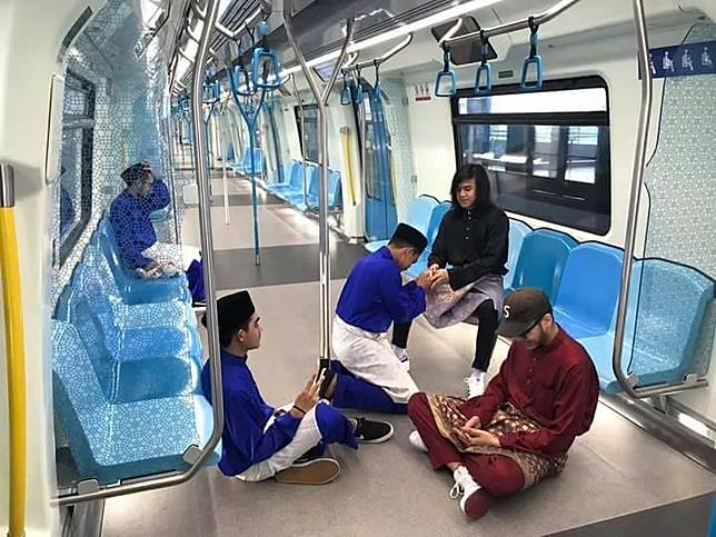 7 Gaya Foto Keluarga Pas Lebaran Ini Bikin Ketawa Ngakak