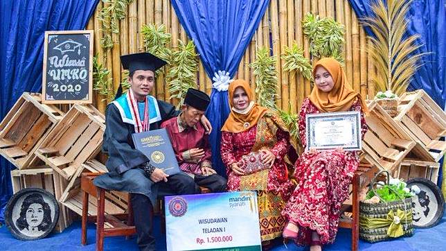 Jefri Ramdani, wisudawan terbaik Universitas Muhammadiyah Kotabumi (UMKO), Kabupaten Lampung Utara, Provinsi Lampung. Video Jefri menggendong sang ayah di momen wisuda, Senin (14/12/2020) viral di media sosial.