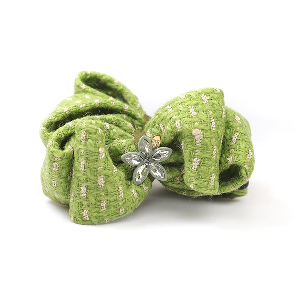 花田囍飾捨得用最好的原物料來提升香蕉夾的彈性，耐用、不易斷、不分髮量的獨特，彈性極佳，可以輕鬆綁包包頭、法式包頭、馬尾、公主頭，如果妳的髮量偏少也不必擔心太鬆的問題，夾起馬尾一整天也不易鬆落唷，輕鬆取