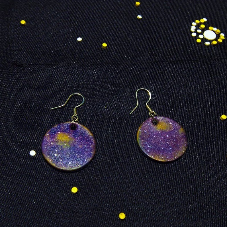 大自然讓溫暖維持與其他材質不同的皮革是擁有溫度的地球材質為[植鞣皮革]植鞣皮為牛隻生皮取下後與植物萃取之植物鞣劑長時間浸泡鞣製而成因為這樣的鞣製方式讓皮革可雕可塑且不含對人體有危害的物質 可與皮膚直接