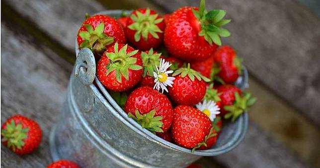 洗草莓先拔蒂頭　網友貼文行家曝「恐怖真相」