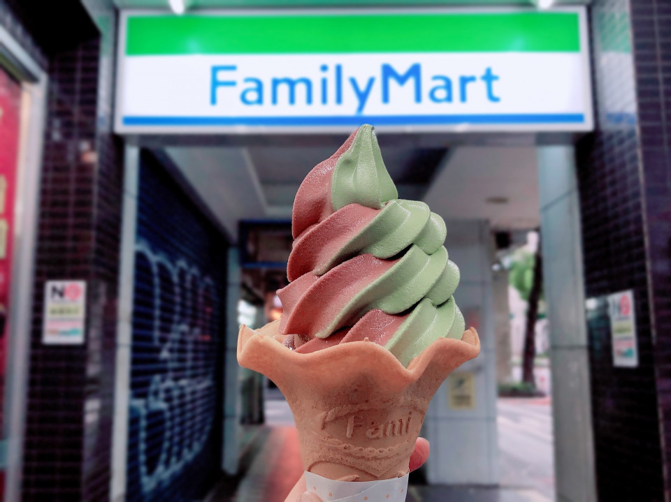 全家抹茶紅豆霜淇淋回歸囉！使用萬丹紅豆與靜岡抹茶，完全是抹茶控不能錯過的霜淇淋